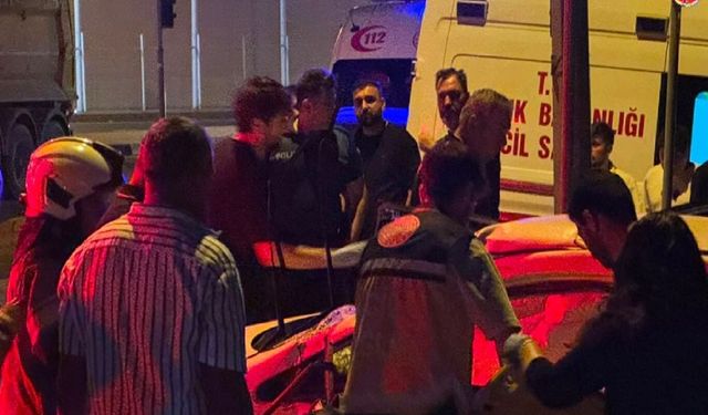 İstanbul'da hafriyat kamyonu ile otomobil çarpıştı: 4 yaralı