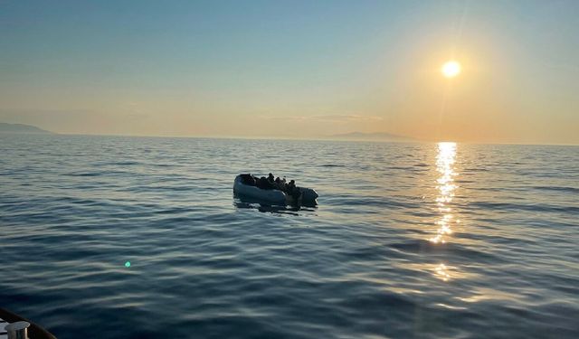 İzmir açıklarında 27 düzensiz göçmen yakalandı