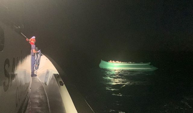 İzmir açıklarında 75 düzensiz göçmen yakalandı