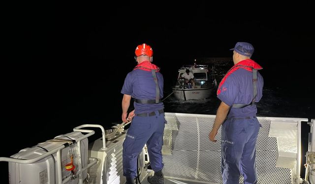 İzmir açıklarında arıza nedeniyle sürüklenen teknedeki 3 kişi kurtarıldı