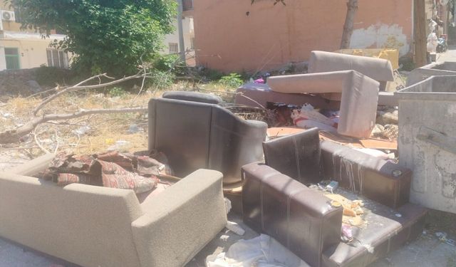 Konak'ta boş araziye bırakılan ev eşyaları tepki çekti