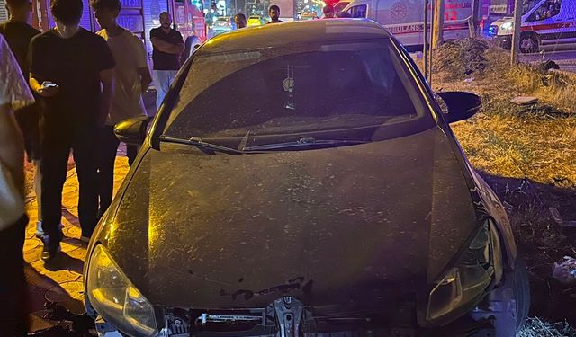 Kontrolden çıkan otomobil orta refüje çarptı: Bir yaralı