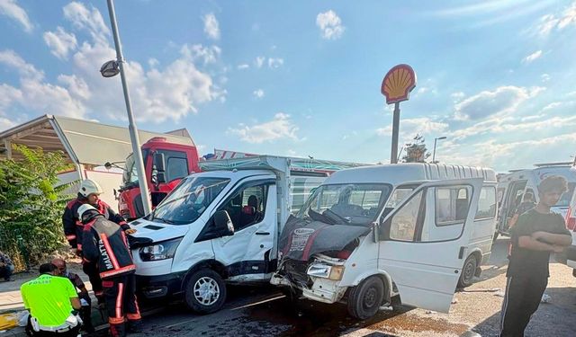 Malatya'da minibüs ile kamyonet çarpıştı: 6 yaralı