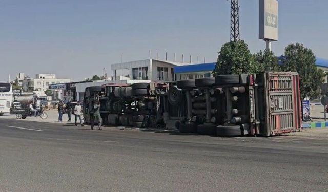 Mardin'de çelik sac rulosu yüklü tır devrildi