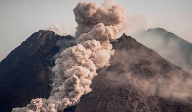 Merapi Yanardağı lav ve kül püskürttü