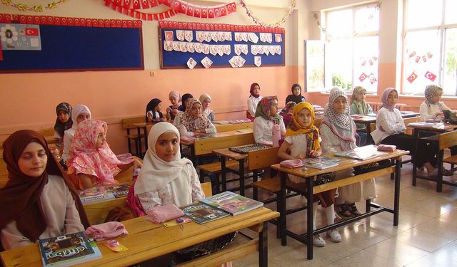 Peygamber Sevdalılarının yaz okulu çocukların ilgi odağı oldu