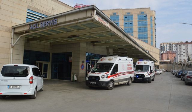 Şirvan'da çekici şarampole devrildi: 2 yaralı