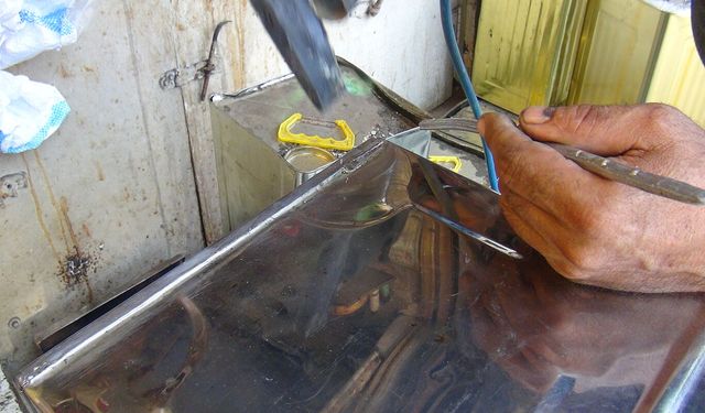 Üç kuşaktır aynı tezgahta tenekecilik mesleğini sürdürüyor