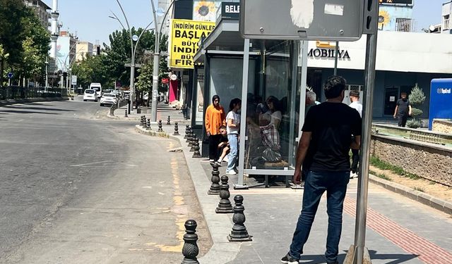 Vatandaşlar Duraklarda Pişiyor
