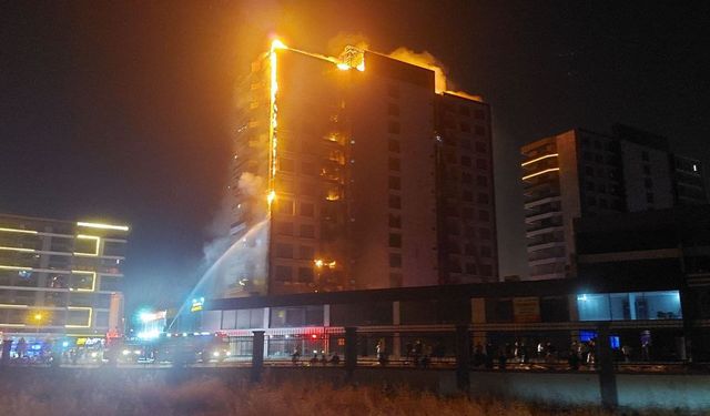 3'ü itfaiye eri, 2 bina sakini olmak üzere 5 kişi yangından etkilendi