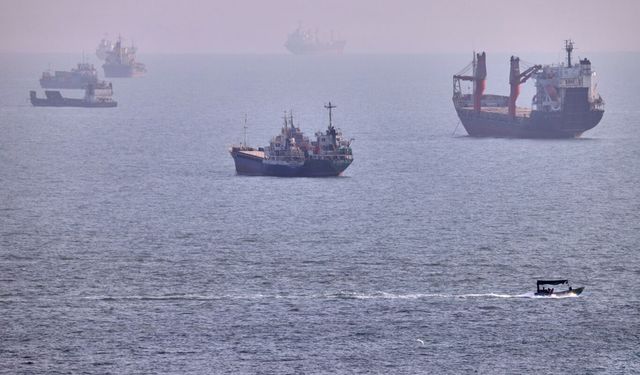 Hürmüz ve Babülmendep'te deniz trafiği yavaşladı