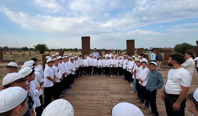 Kozluk hafızlık öğrencilerinden Ahlat ziyareti