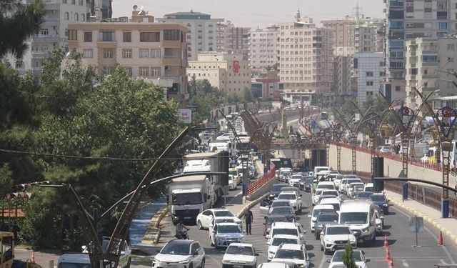 Mardin'in en işlek yolunda gündüz vakti asfalt çalışması