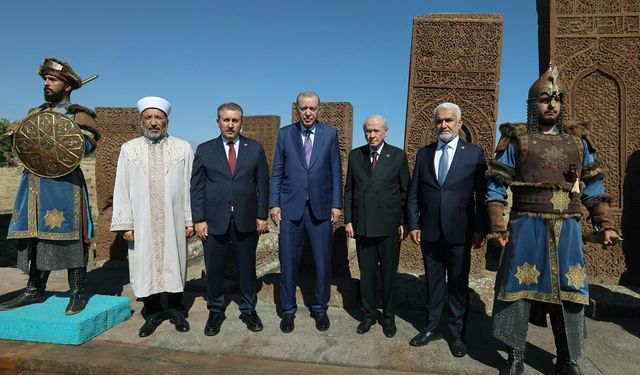 Yapıcıoğlu,  Ahlat'taki Malazgirt Zaferi Programına Katıldı