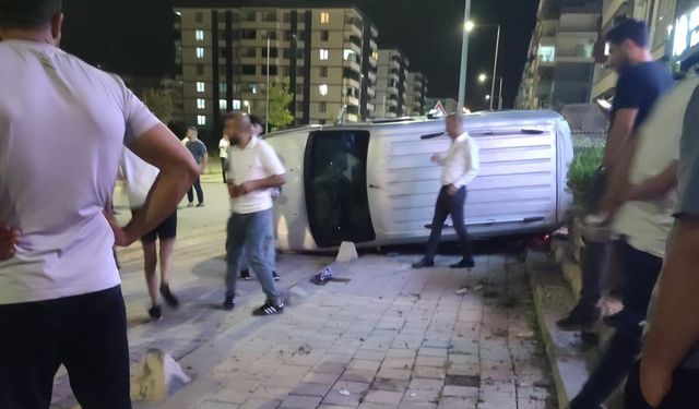 Siirt'te kontrolden çıkan araç kaldırıma çıkıp yan yattı