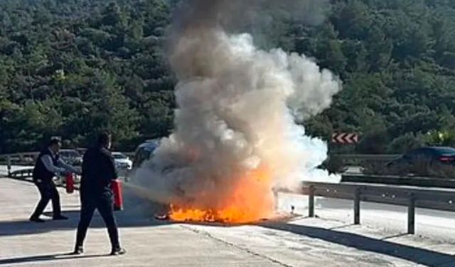 Torbalı'da seyir halindeki hafif ticari araç yandı
