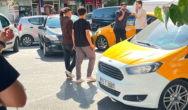 BATMAN'DA AHMET ARİF BULVARI'NDA MADDİ HASARLI KAZA