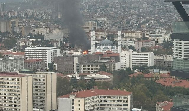 Ankara'da kentsel dönüşüm nedeniyle yıkılan dükkanda çıkan yangın metruk binaya sıçradı