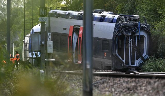 Fransa'da yolcu treni raydan çıktı: 44 kişi yaralandı