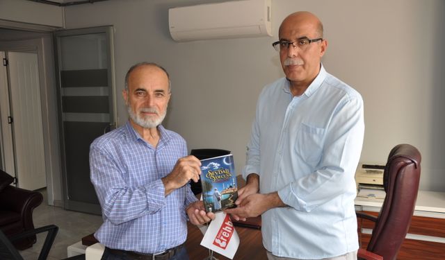 İçer, Gazetemize Şiir Kitabını Hediye Etti