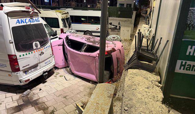 Malatya'da kontrolden çıkan otomobil otoparka uçtu: 1 yaralı
