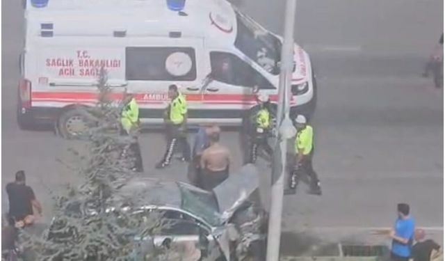 Otomobil trambüs direğine çarptı: 2'si çocuk 4 yaralı