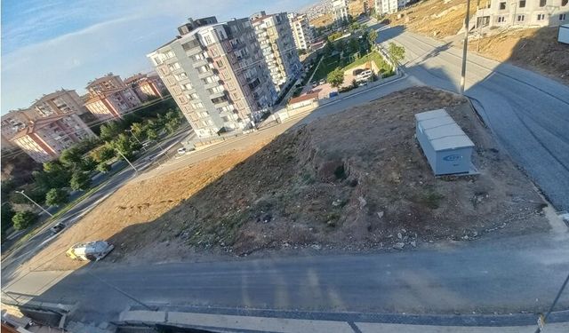 Üniversite Bulvarı’ndaki park alanı yeşillendirilmeyi bekliyor