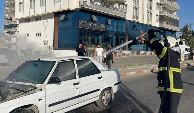 Siirt-Kurtalan yolunda seyir halindeki otomobil alev aldı