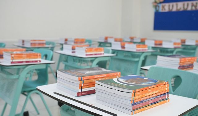 Ücretsiz ders kitapları, sıralardaki yerini almaya başladı