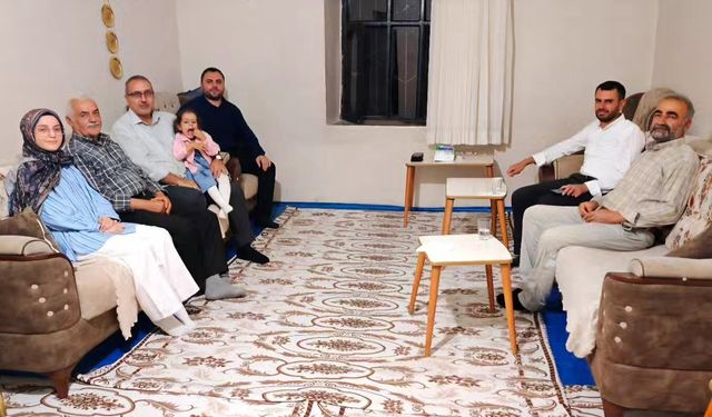 Umre Ödüllü Öğrencilere Evlerinde Ziyaret