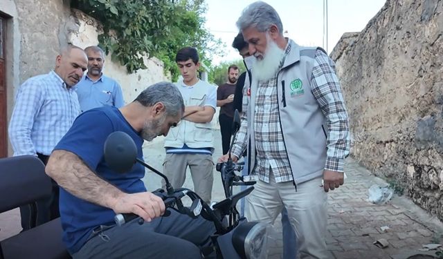 Umut Kervanından engelli vatandaşa akülü motosiklet desteği