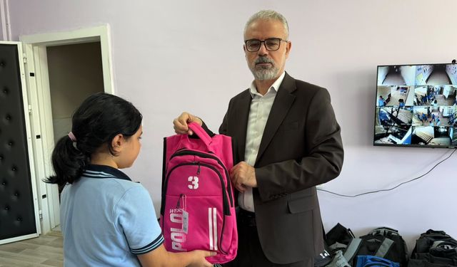Eğitimcilerden 50 Öğrenciye Kırtasiye Desteği