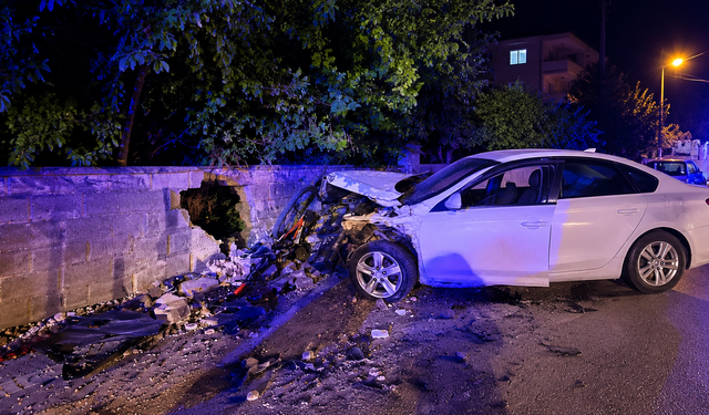 Batman’da Korkutan Kaza: Otomobil Duvara Girdi
