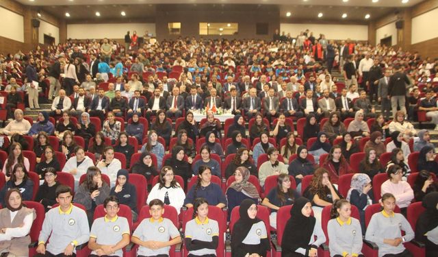 'İmam Hatip ruhu, bilgi ile ahlakı, akıl ile vicdanı, ilim ile irfanı buluşturma idealidir'