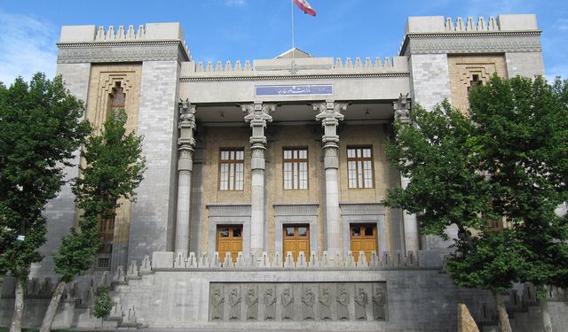 İran, İngiliz Büyükelçiyi Dışişleri Bakanlığına çağırdı