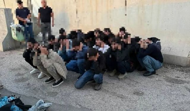 Otobüsün gizli bölmesinde 20 düzensiz göçmen yakalandı: 2 tutuklama