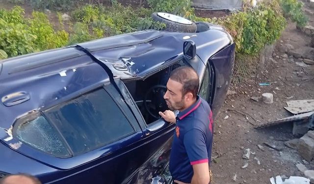 Siirt'te kontrolden çıkan otomobil bir evin bahçesine uçtu: 4 yaralı