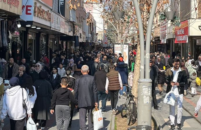 Çarşı ve AVM’lerde Bayram Hareketliliği
