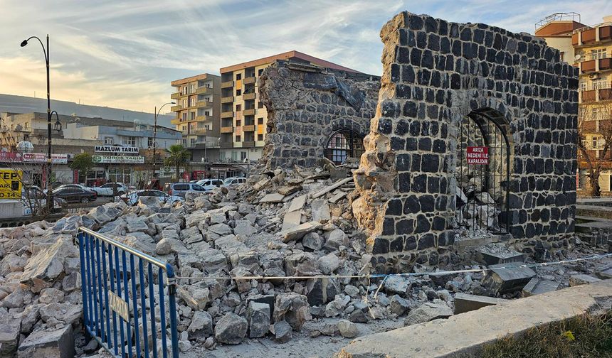 Uyarılar dikkate alınmadı: Mem û Zin türbesinin giriş kapısı kendiliğinden yıkıldı