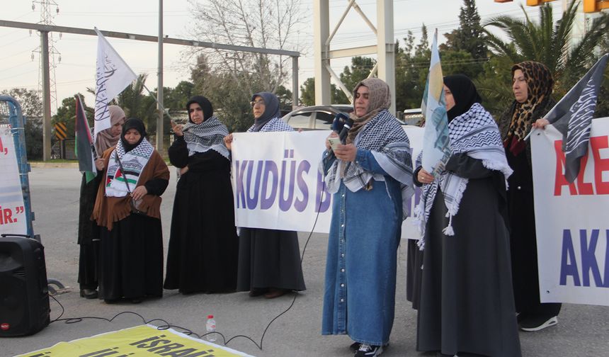 Eğitimci kadınlar ABD Konsolosluğu önünde işgal rejimini protesto etti