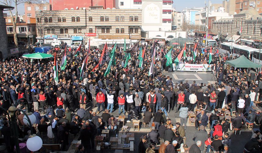 Şehid Muhammed Deyf ve Kassam komutanları için gıyabi cenaze namazı kılındı