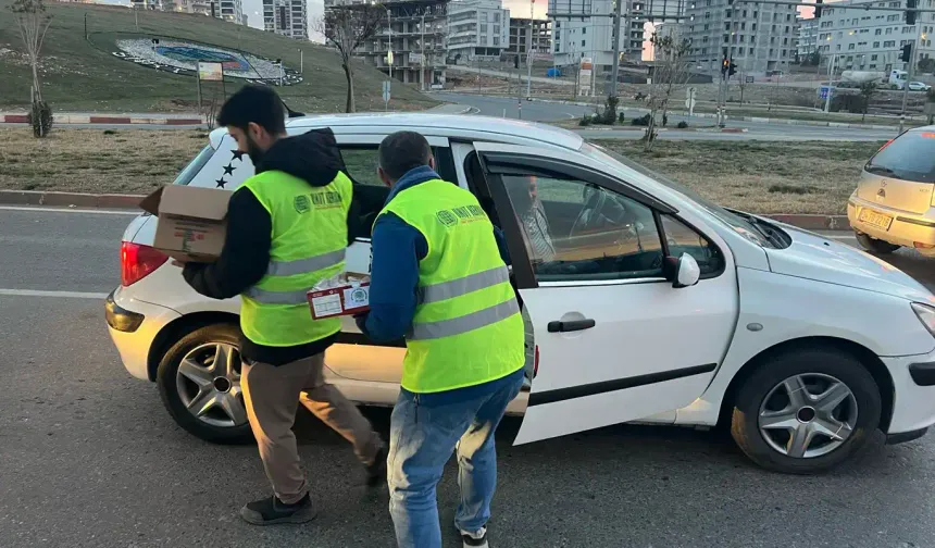 Siirt'te Umut Kervanı gönüllüleri iftara yetişemeyenlere iftarlık ve su ikramında bulundu