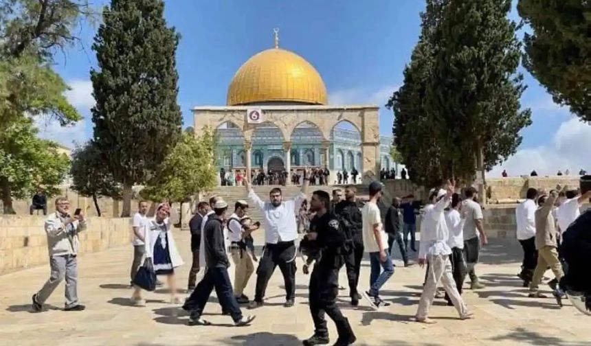 İşgalciler, 7 gündür kapalı olan Mescid-i Aksa'ya Yahudileştirme çabaları kapsamında baskın düzenliyor