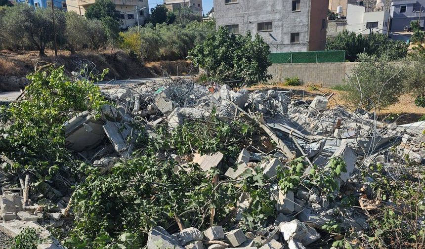 Siyonist rejim Nablus'ta şehit ailesinin evini yıktı