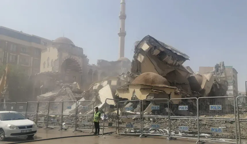 Hz. Ömer Camii’nin yıkım anı kameralara yansıdı