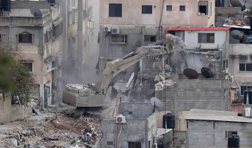Siyonist işgalciler Filistinlilere ait evleri yıkmaya devam ediyor