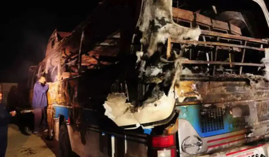 Li Pakistanê otobuseke rêwiyan û tanker li hev ketin: 5 kes mirin, 4 kes birîndar bûn