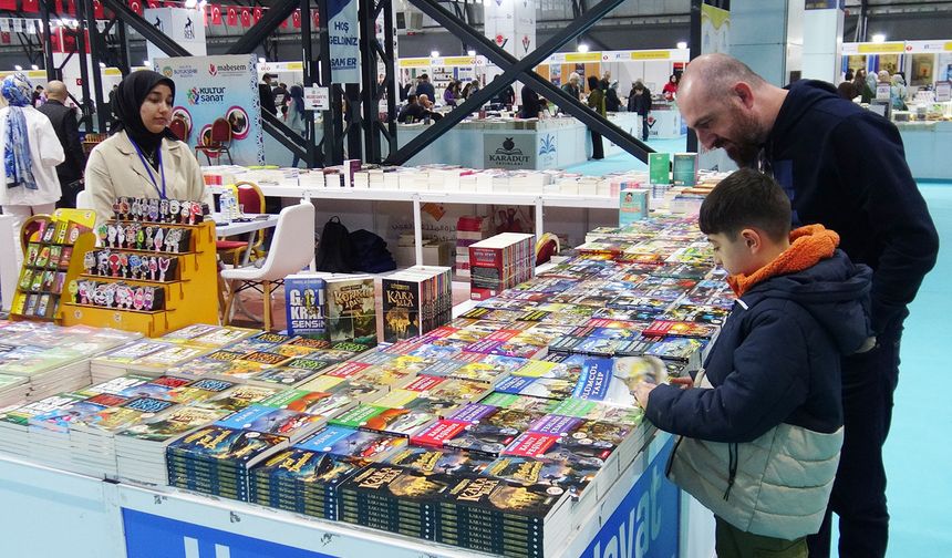 Kitap fuarı ziyaretçileri: Kitap insanın dünyaya bakışını değiştirir
