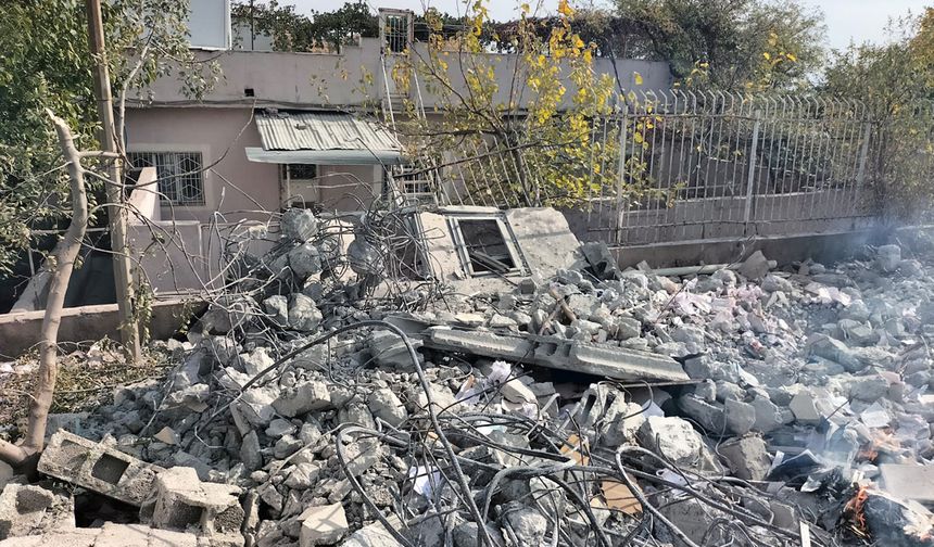 Kozluk'ta PTT binasının yıkımı tepkilere neden oldu