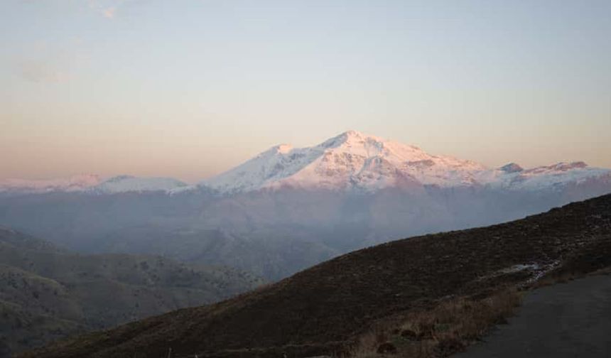 Mereto Dağı beyazlara büründü mevsimin ilk karı düştü
